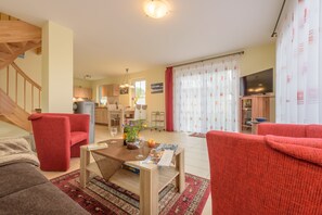 Fernseher, Kamin, DVD-Player, Bücher