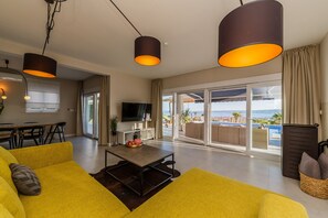 Smart-tv, een open haard, tafelvoetbal en een tafeltennistafel