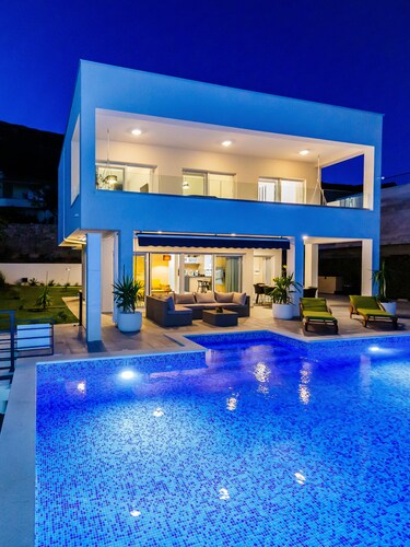 Villa Blue Wave upealla merinäköalalla ja suuri lämmitetty