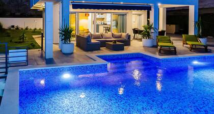 Villa Blue Wave upealla merinäköalalla ja suuri lämmitetty