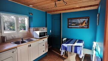 Maison Traditionnelle (Le four a pain) | Cuisine privée | Grand réfrigérateur, micro-ondes, four, plaque de cuisson