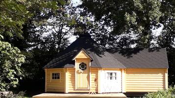 Signature boomhut, 1 queensize bed, terras, uitzicht op tuin (Kota Ty Bihan) | 1 slaapkamer, luxe beddengoed, verduisterende gordijnen, gratis wifi
