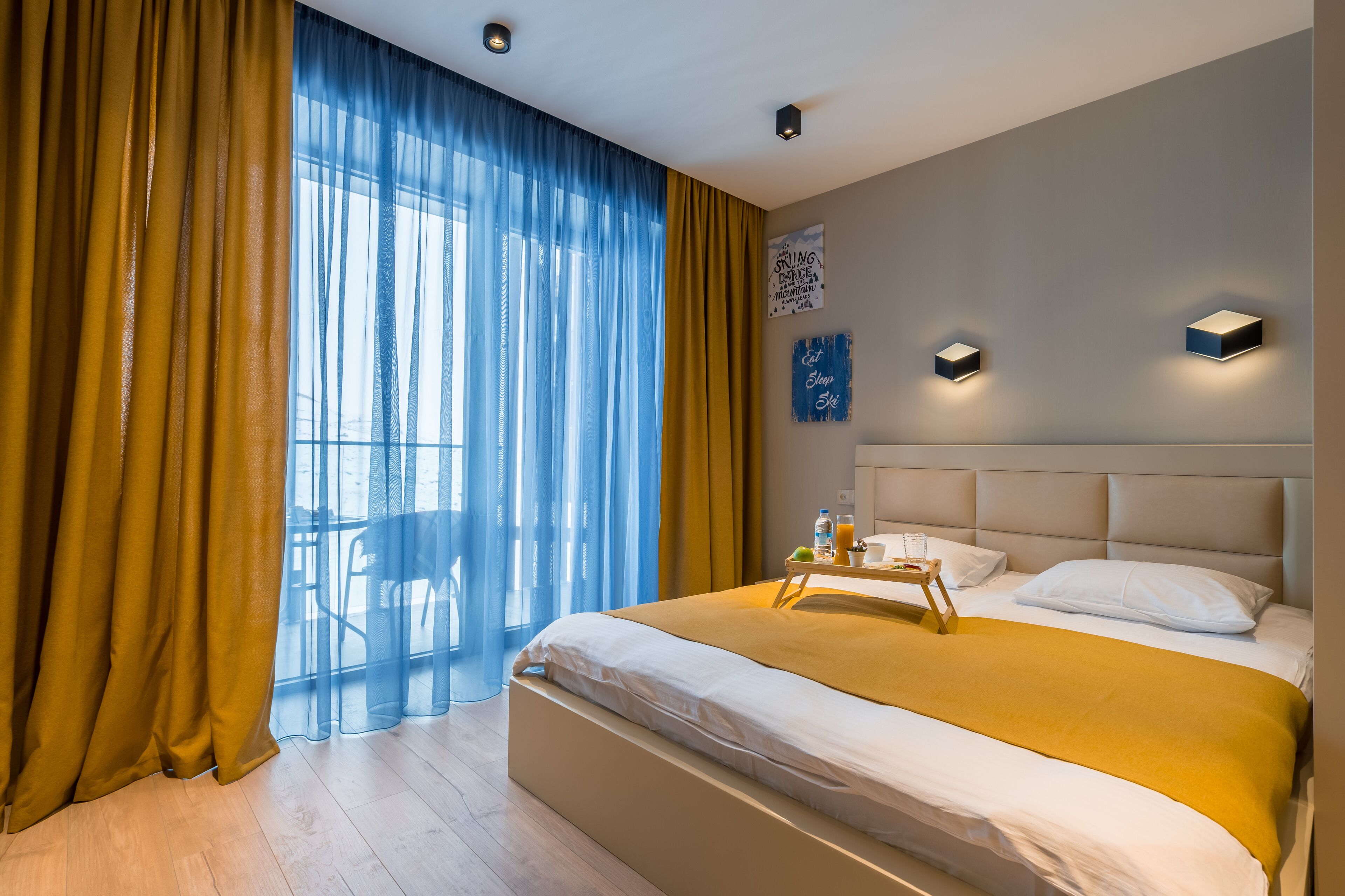 Standard-huoneisto | Ylelliset vuodevaatteet, pimennysverhot, äänieristys