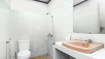 Kamar Double Standar | Kamar mandi | Shower dan handuk