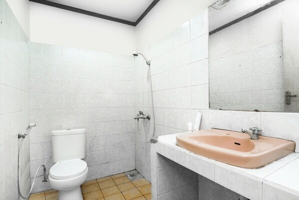 Un baño con inodoro, ducha y lavamanos.