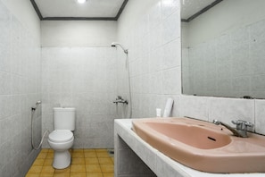 Standard Twin Room | Bathroom | Shower, towels