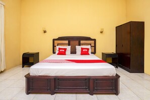 Standard Double Room | Free WiFi, bed sheets - OYO 1989 Hotel Pelangi Harapan (Tenggarong)