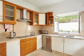 Mikroaaltouuni, astianpesukone, kahvin-/teenkeitin