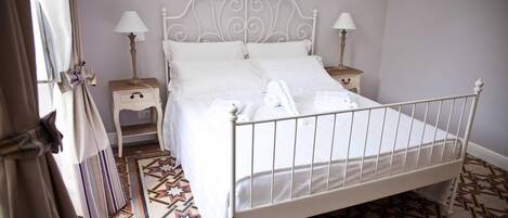 Double Room | Soundproofing, free cribs/infant beds, free WiFi, bed sheets