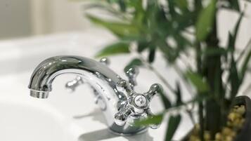 Doppelzimmer | Waschbecken im Bad