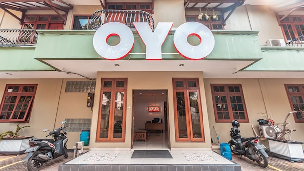 A building with a sign reading "OYO" above the entrance. - OYO 1990 Kost Kuningan Executive Boading House Setiabudi (Jakarta)