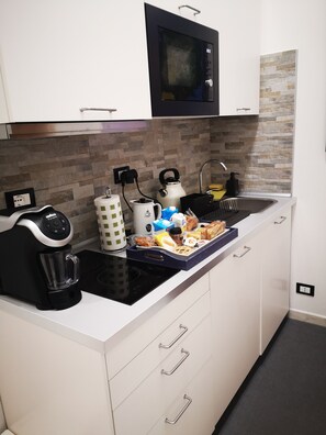 Kühlschrank, Mikrowelle, Ofen, Herdplatte