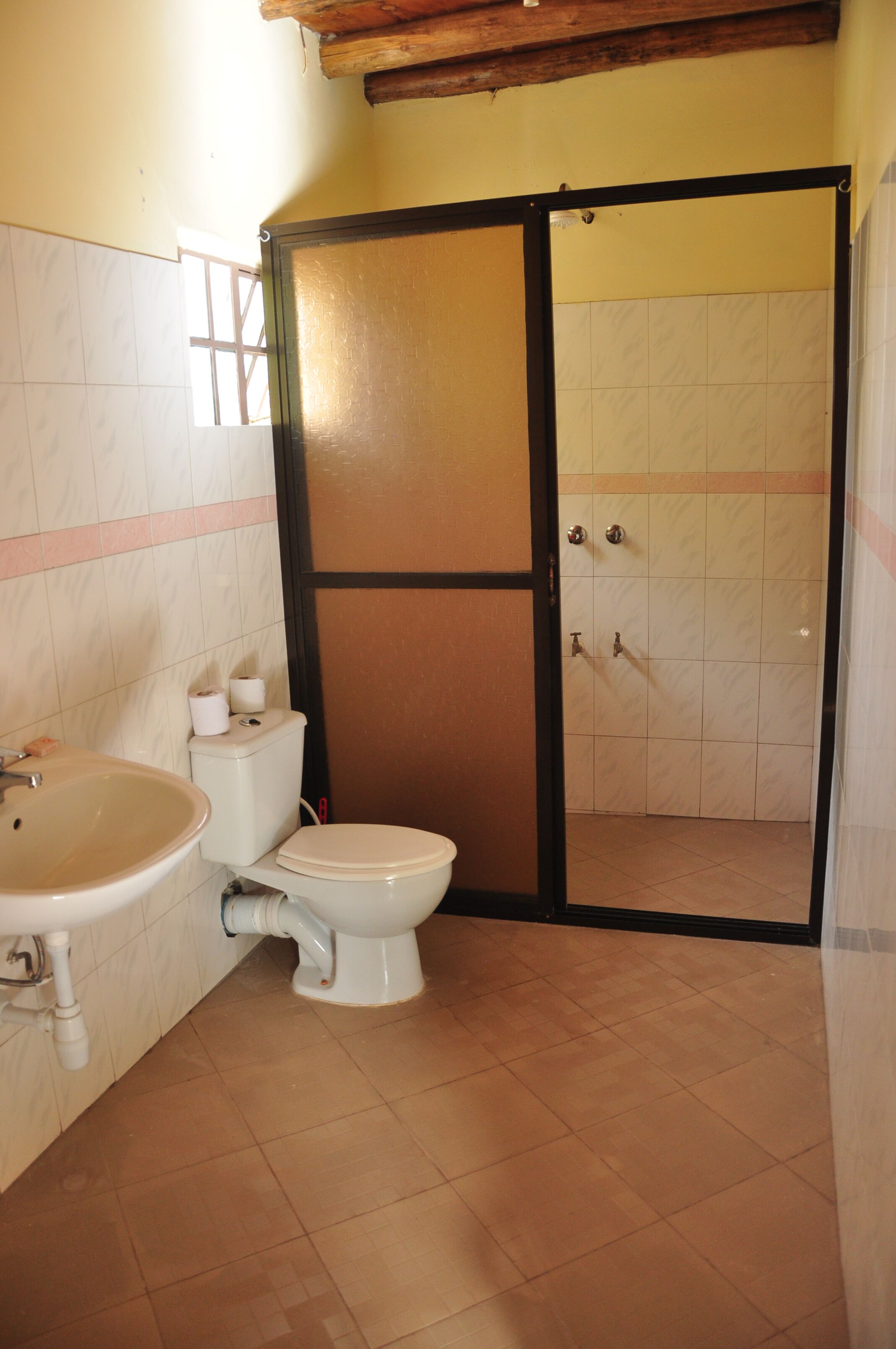 Basic Bungalow | Bathroom | Shower, rainfall showerhead, hair dryer, slippers