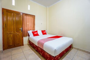 Desk, free WiFi, bed sheets