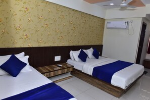 Quarto triplo luxo | Cofres nos quartos, escrivaninha, Wi-Fi de cortesia, roupa de cama