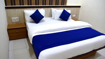Deluxe Double Room | In-room safe, desk, free WiFi, bed sheets