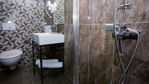A modern bathroom with a shower, toilet, and sink. - Degirmenlik Casamia Suite (Çanakkale)