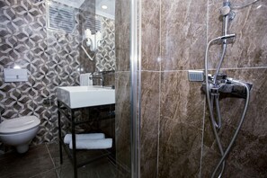 A modern bathroom with a shower, toilet, and sink. - Degirmenlik Casamia Suite (Çanakkale)