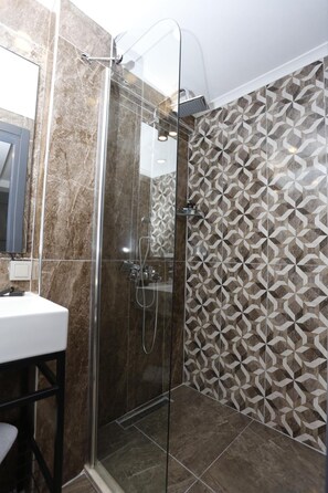 Dusche, Regendusche, kostenlose Toilettenartikel, Haartrockner
