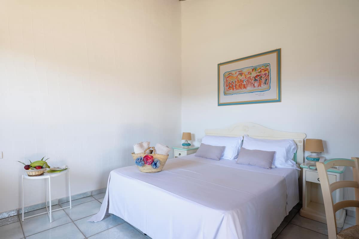 Minibar, caja de seguridad en la habitación y ropa de cama