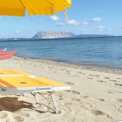 On the beach, white sand, free beach shuttle, sun-loungers
