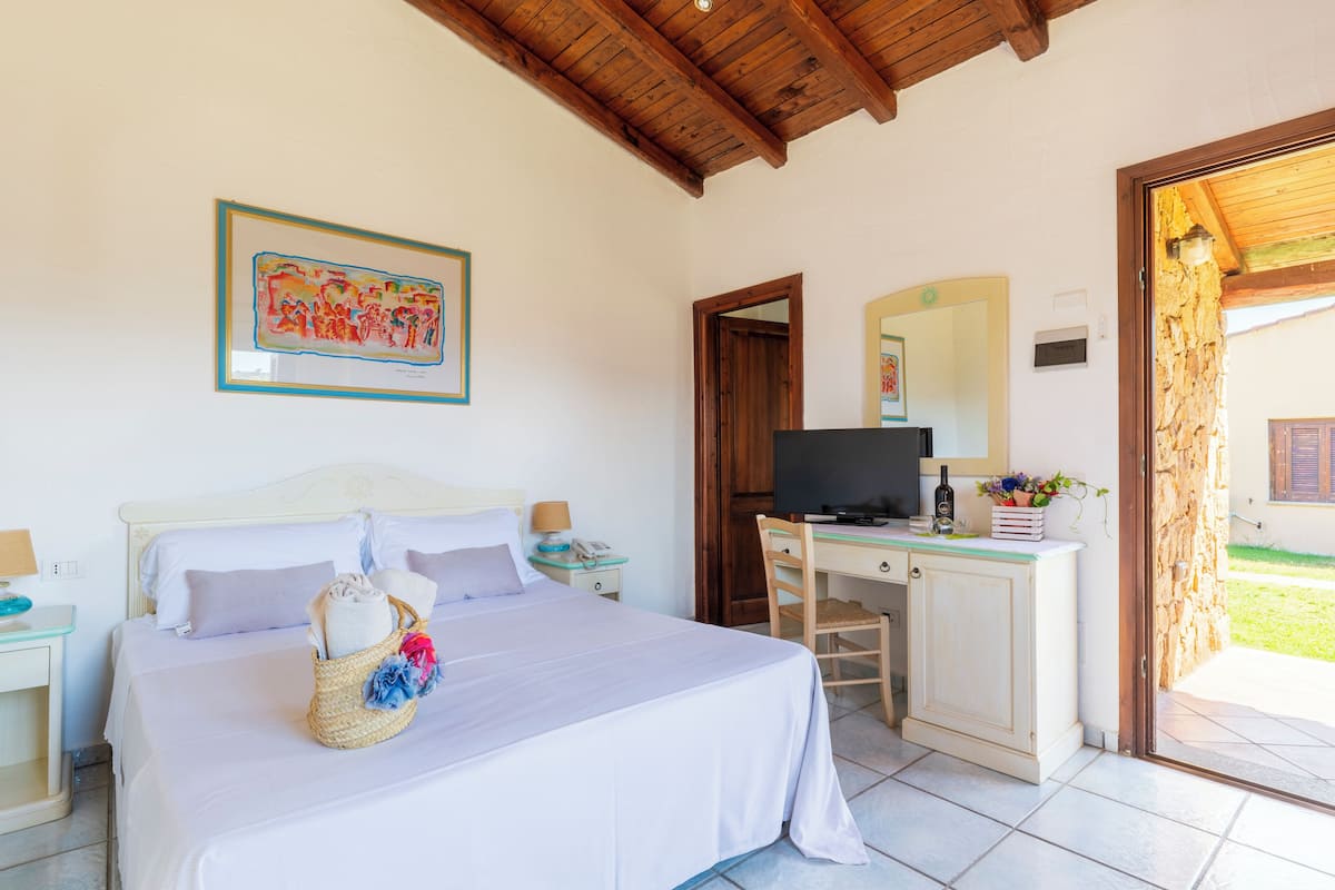 Minibar, caja de seguridad en la habitación y ropa de cama