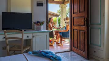 Minibar, in-room safe, bed sheets