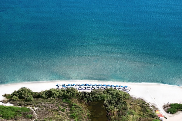 On the beach, white sand, free beach shuttle, sun loungers