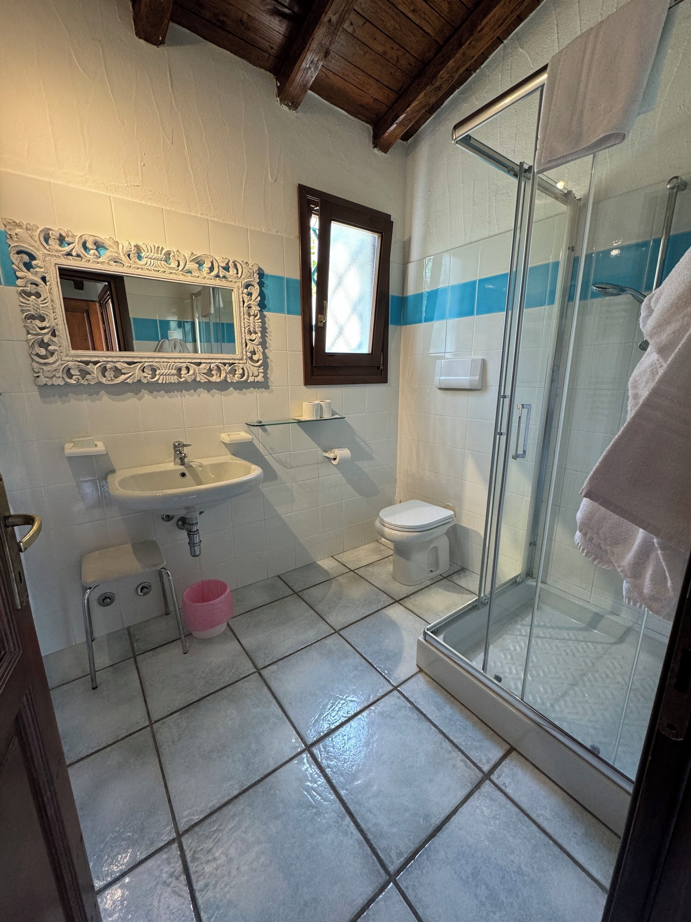 Ein Badezimmer mit Waschbecken, Toilette und Duschkabine.