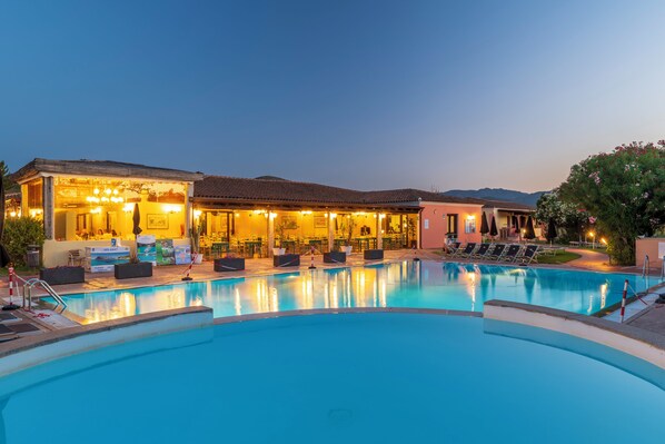 Seasonal outdoor pool, pool umbrellas, sun loungers