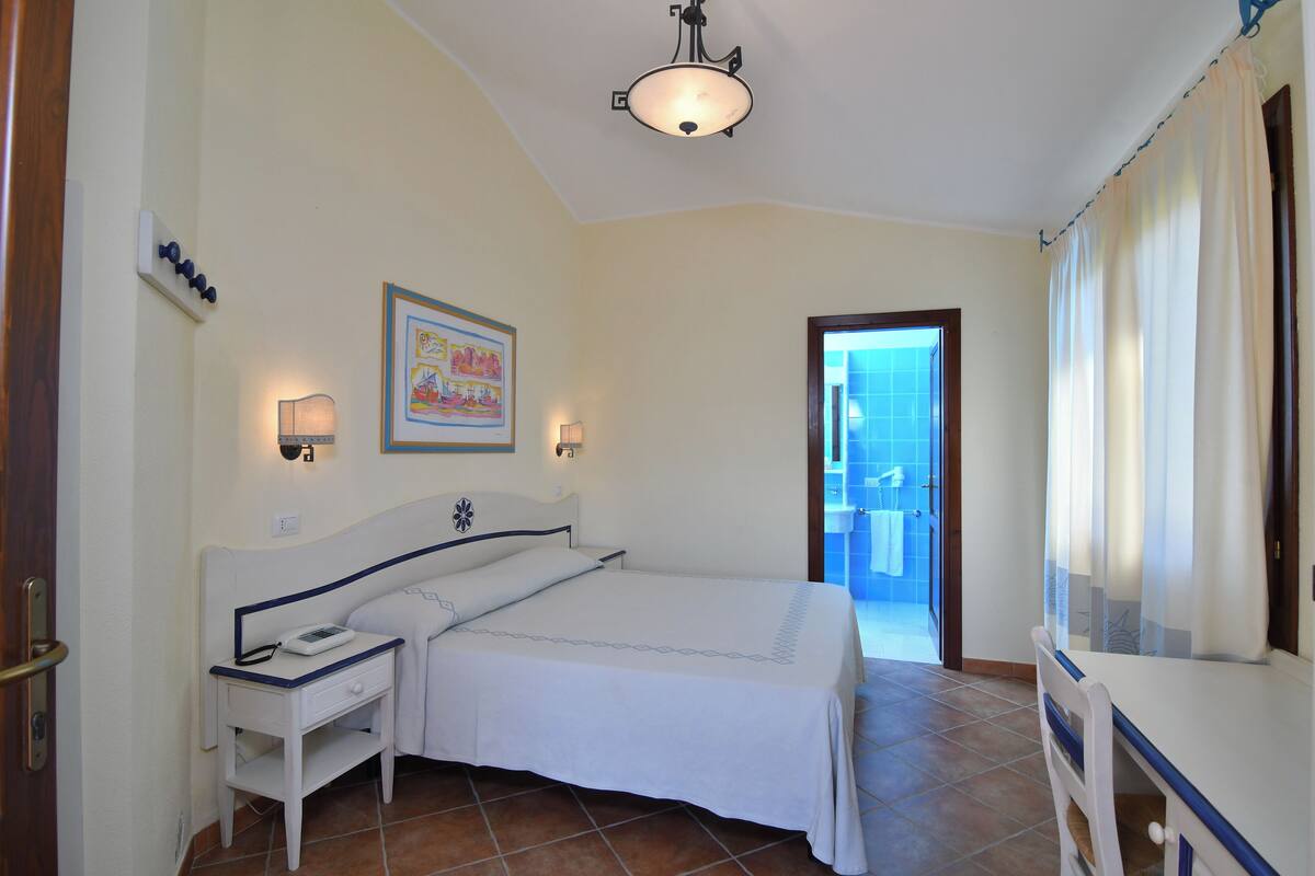 Minibar, brankas, dan seprai linen