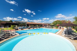 Seasonal outdoor pool, pool umbrellas, sun loungers - Li Suari Club Village (San Teodoro)