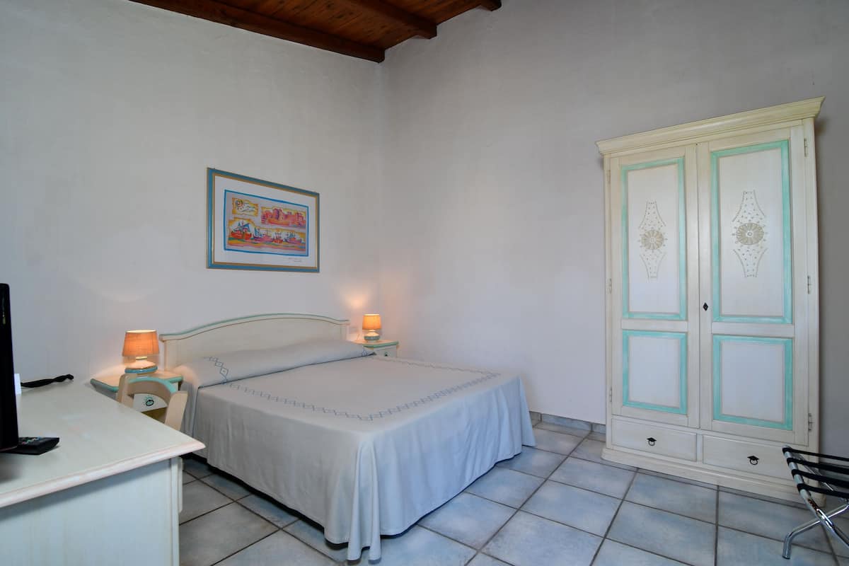 1 chambre, minibar, coffres-forts dans les chambres, draps fournis