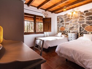 4 slaapkamers, een strijkplank/strijkijzer, internet, beddengoed