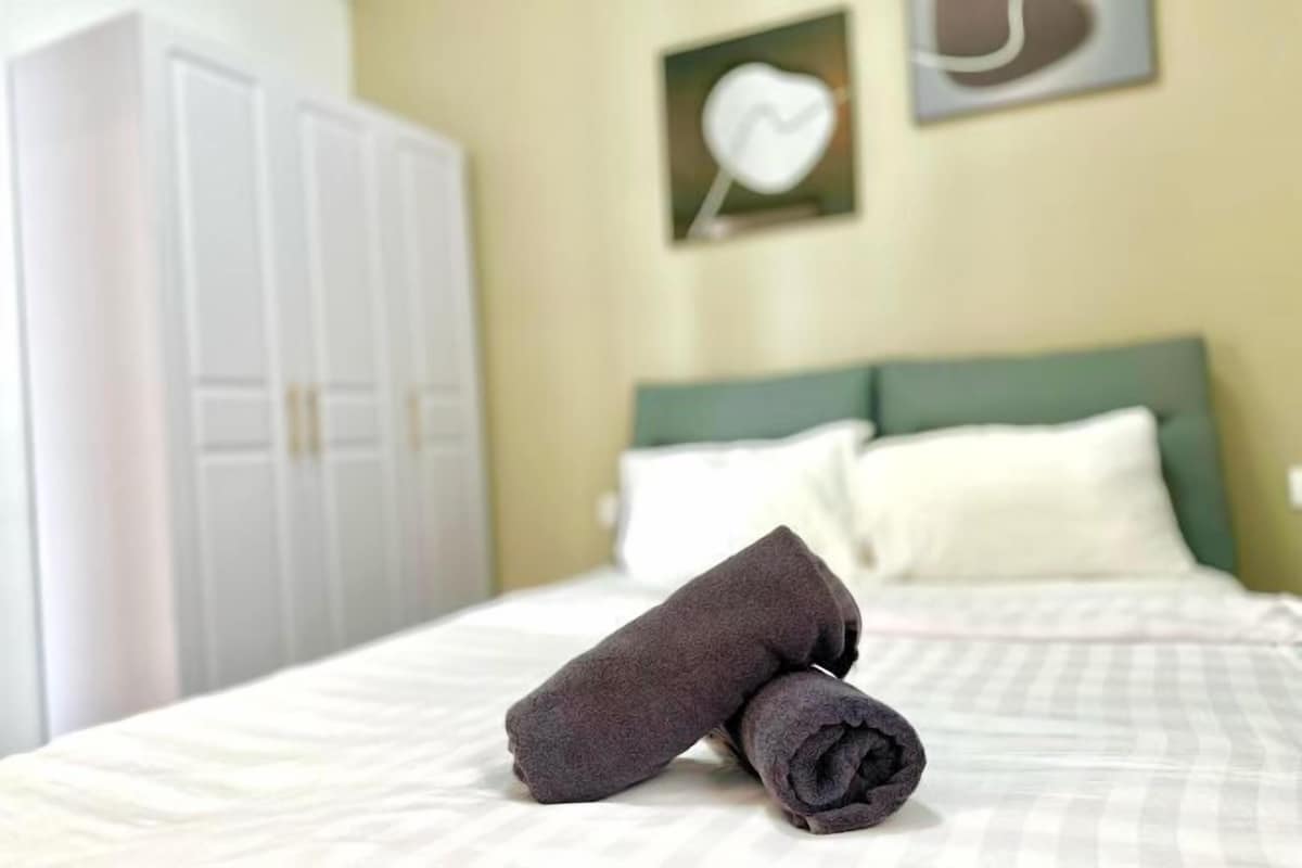 3 bedrooms, laptop workspace, blackout drapes, free WiFi