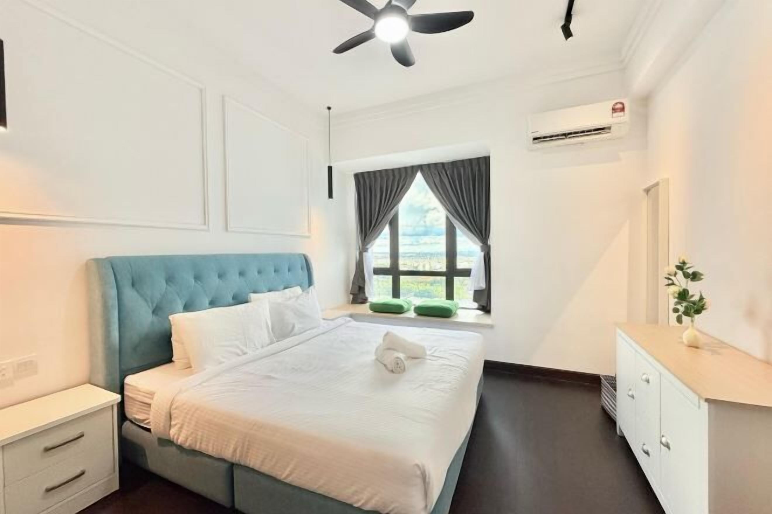 Espacio para trabajar con laptop, cortinas blackout y wifi gratis 