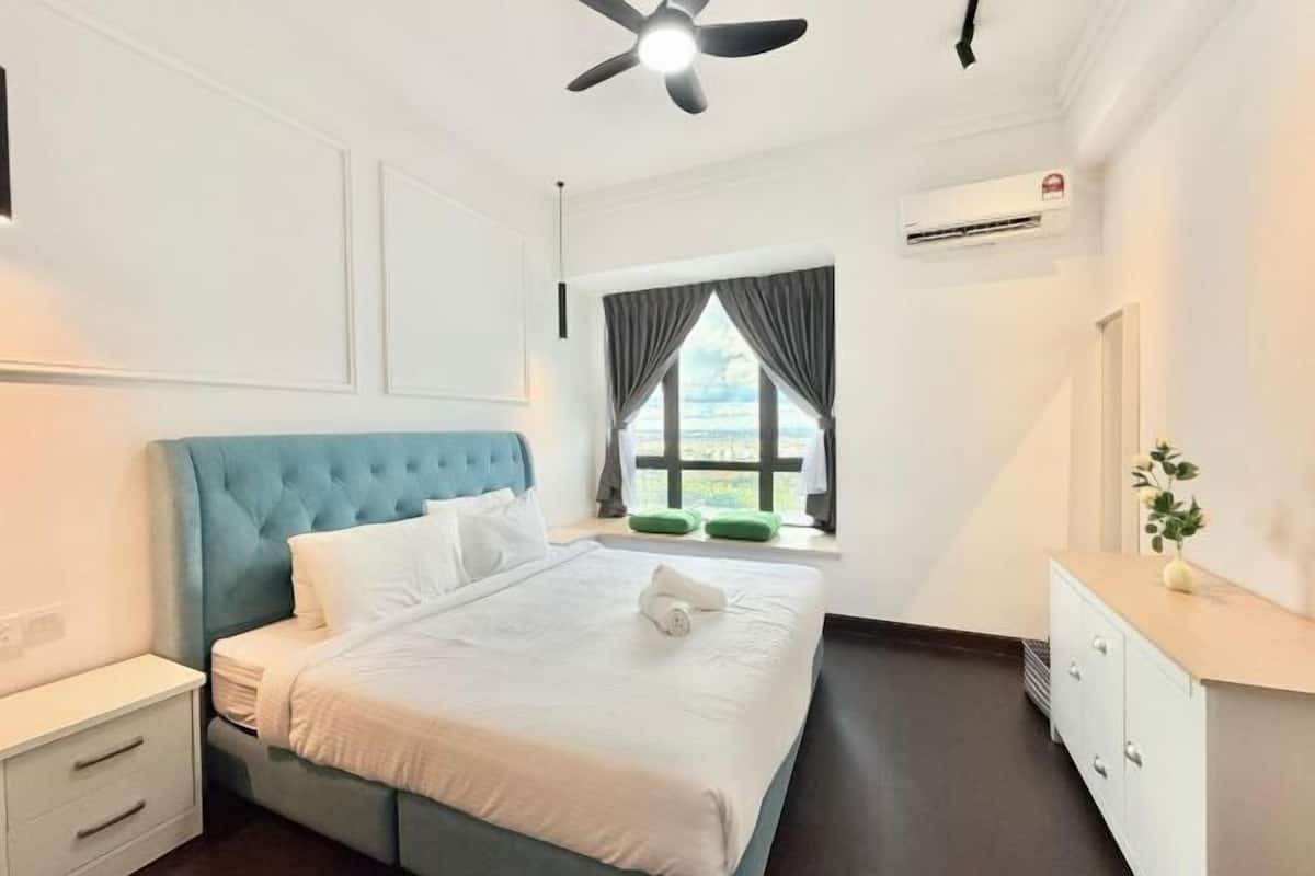 Laptop workspace, blackout curtains, free WiFi, bed sheets