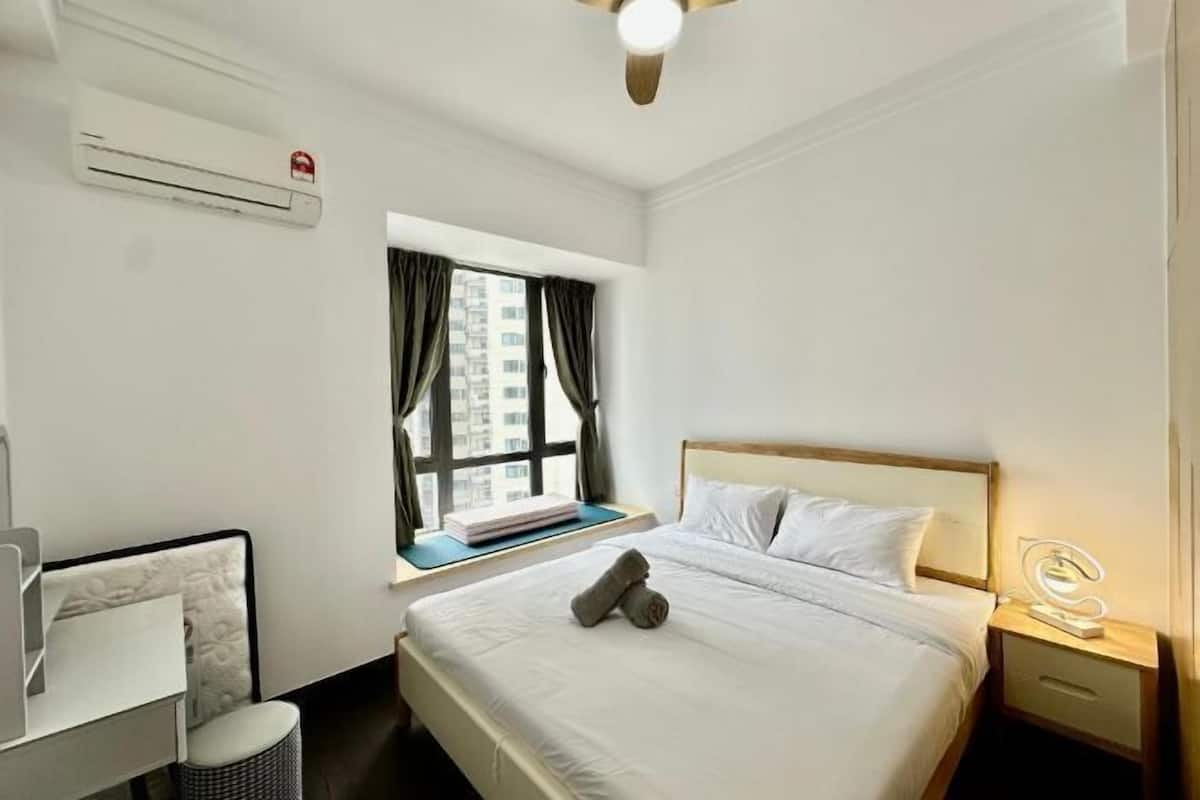 3 bedrooms, laptop workspace, blackout drapes, free WiFi