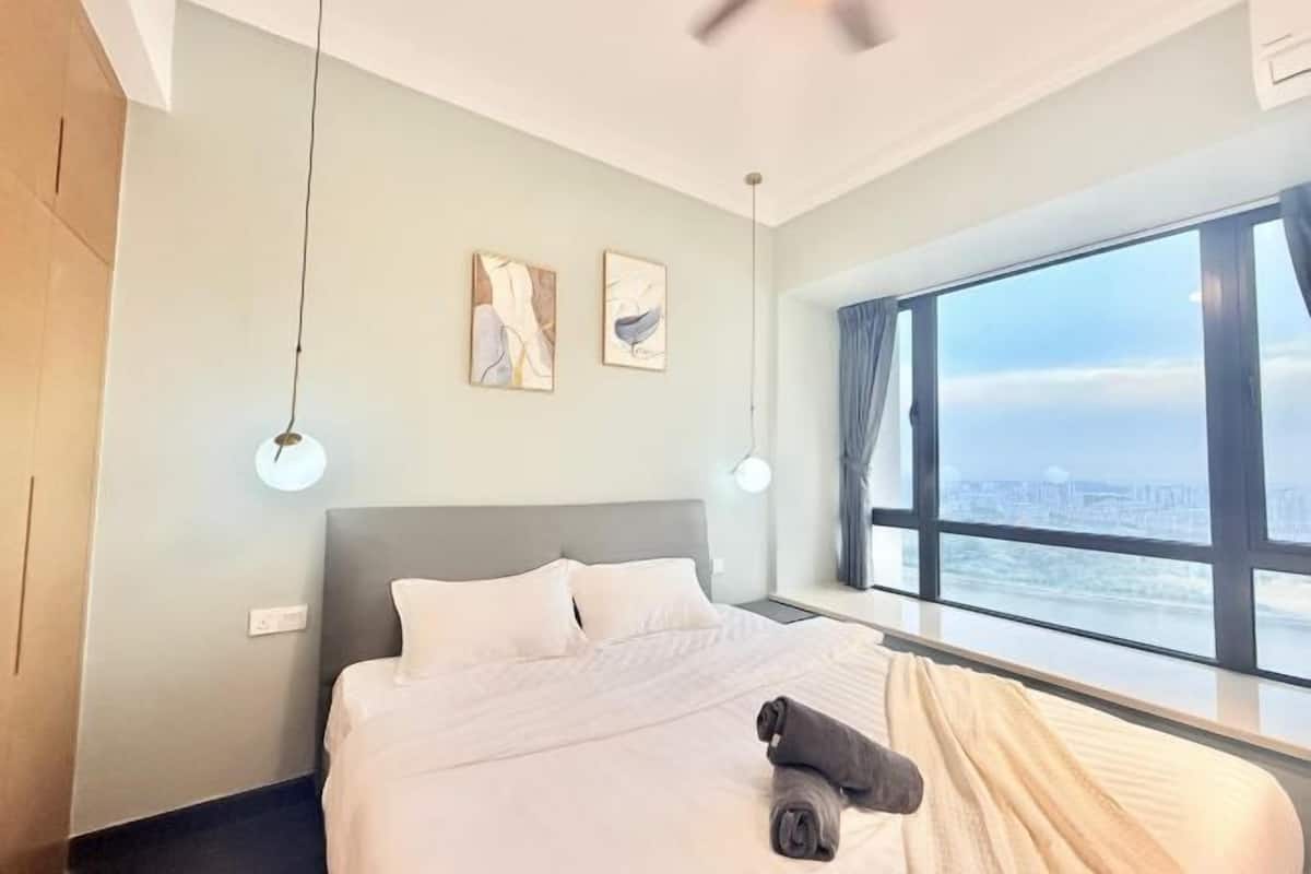 Laptop workspace, blackout curtains, free WiFi, bed sheets