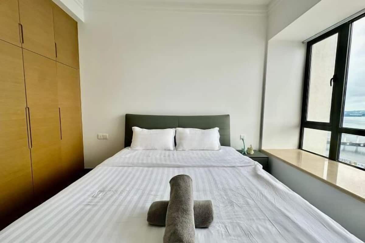 3 bedrooms, laptop workspace, blackout drapes, free WiFi