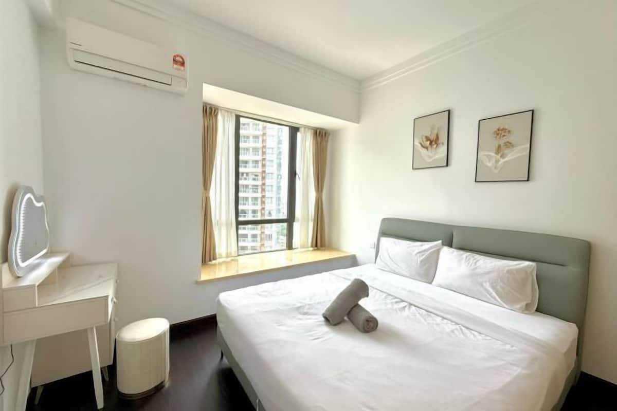 3 bedrooms, laptop workspace, blackout drapes, free WiFi