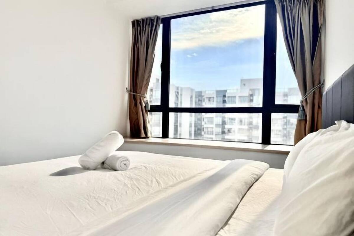 Laptop workspace, blackout curtains, free WiFi, bed sheets