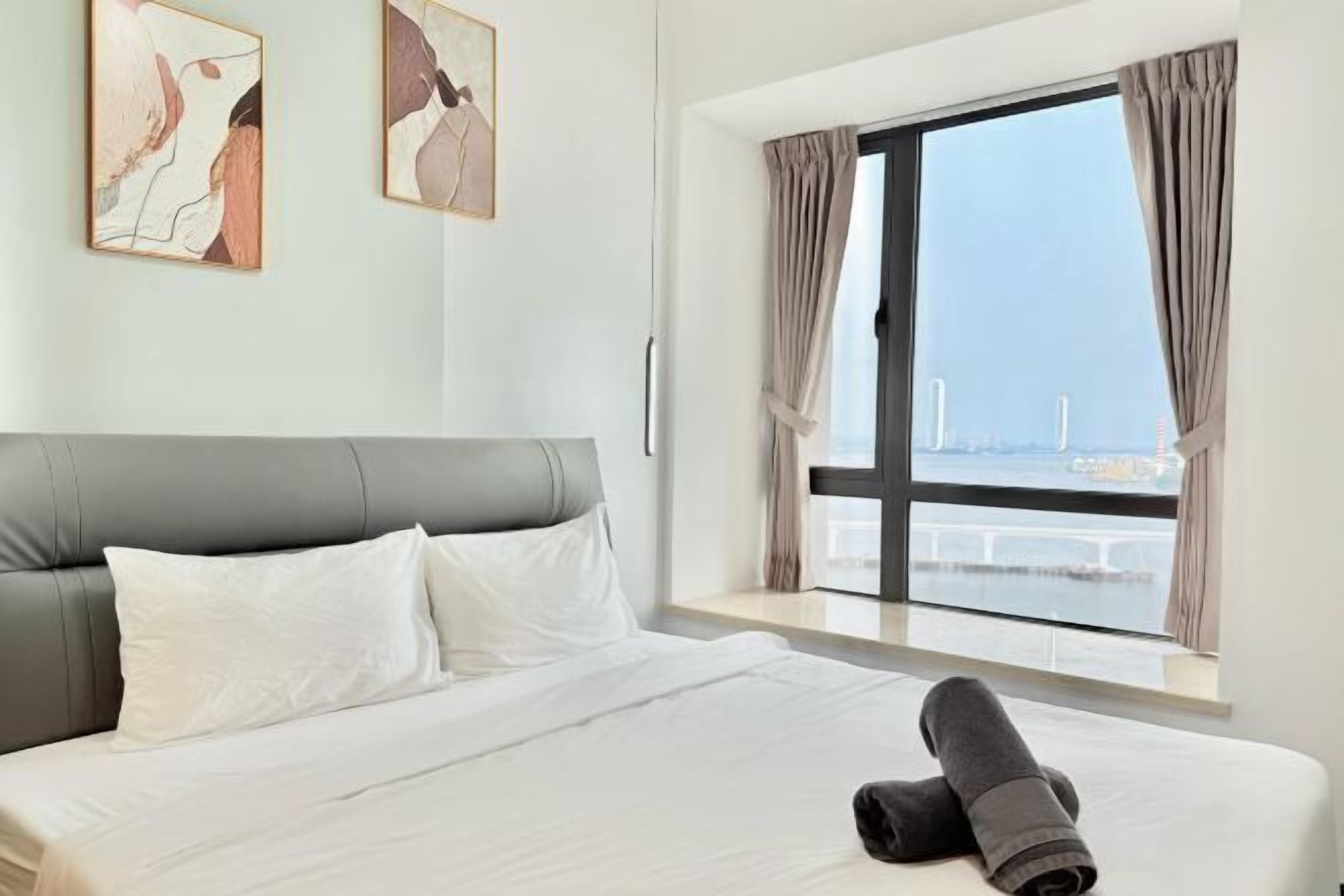 Espacio para trabajar con laptop, cortinas blackout y wifi gratis 