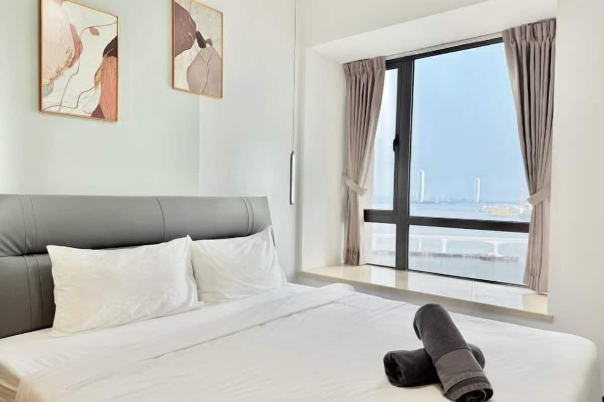 Laptop workspace, blackout curtains, free WiFi, bed sheets