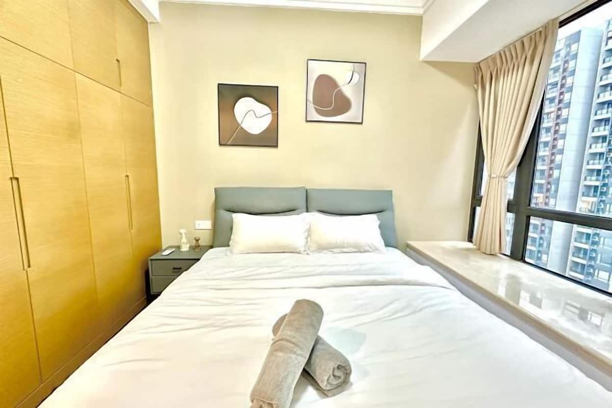 3 bedrooms, laptop workspace, blackout drapes, free WiFi