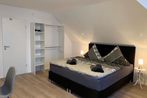 Schreibtisch, schallisolierte Zimmer, Zustellbetten, kostenloses WLAN