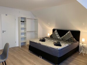 办公桌、隔音、折叠床/加床（额外收费）、免费 WiFi