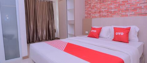 Een bureau, gratis wifi, beddengoed