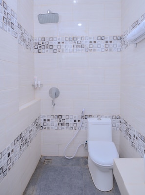 Chambre Standard double | Salle de bain | Douche, douche cascade, serviettes fournies