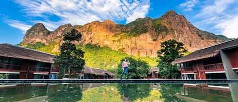 Kolam renang outdoor, dengan payung kolam renang dan kursi berjemur